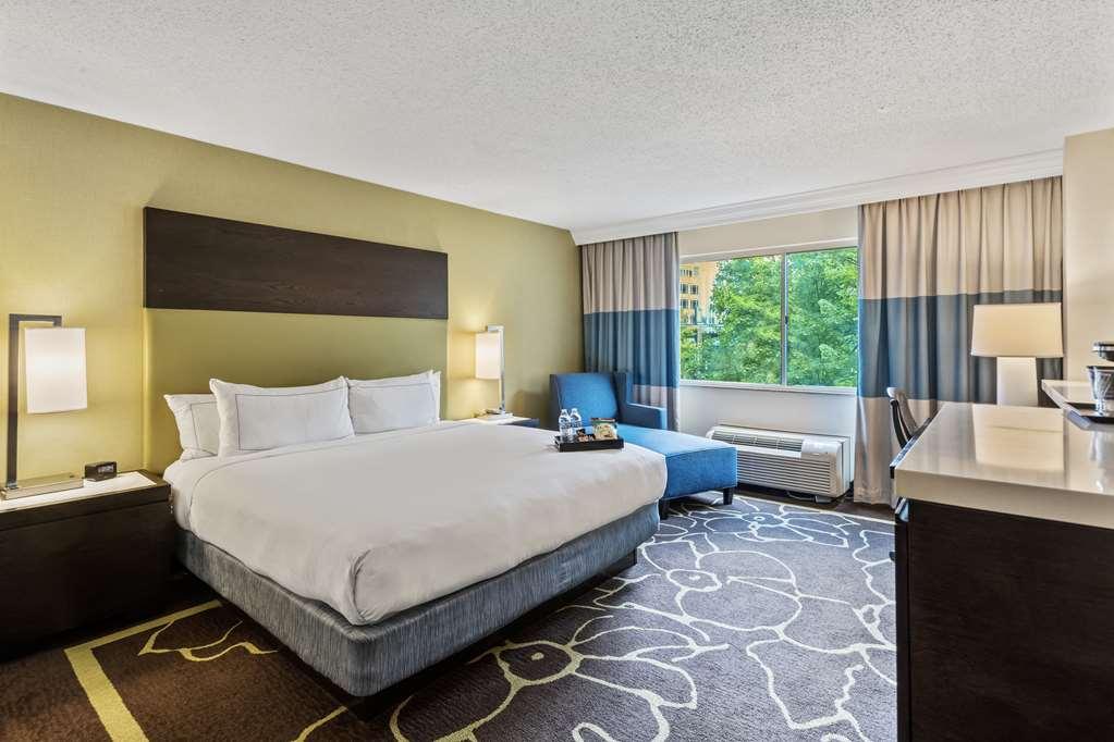 Doubletree By Hilton Charlotte Uptown Hotel Room photo